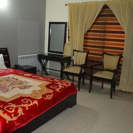 Bed and Breakfast Royal Manor F-10 à Islamabad Extérieur photo