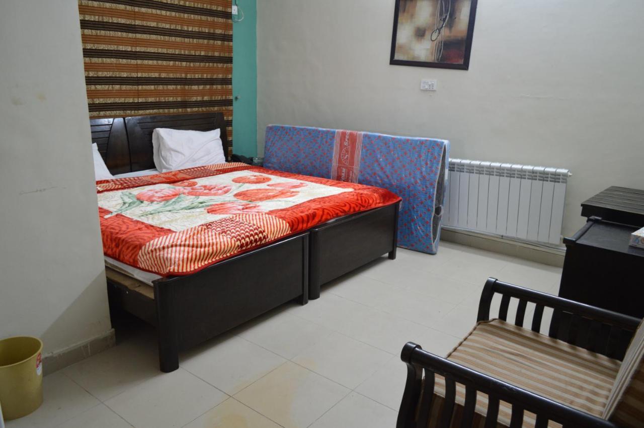Bed and Breakfast Royal Manor F-10 à Islamabad Extérieur photo